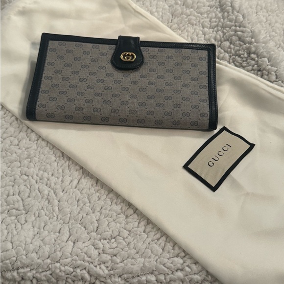Gucci Blue KISSLOCK Wallet - Picture 1 of 9